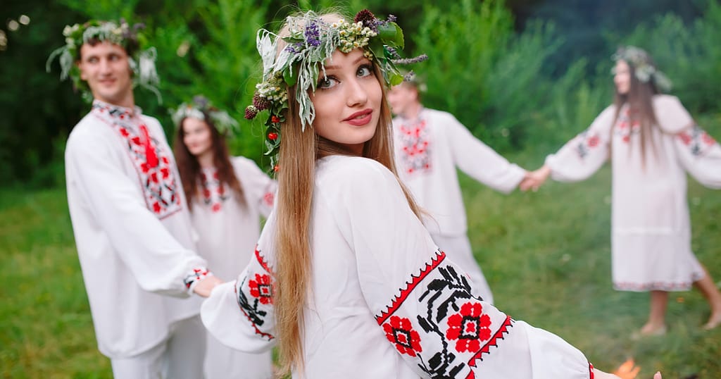 Słowianie we wiankach tańczą w kręgu