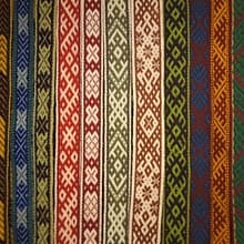 Kolorowe krajki wytkane na bardku. Folk(od)nowa