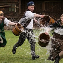 Młodzież polewa się wodą z okazji śmigusa dyngusa. Folk(od)nowa