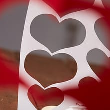 Serca wycięte w papierze