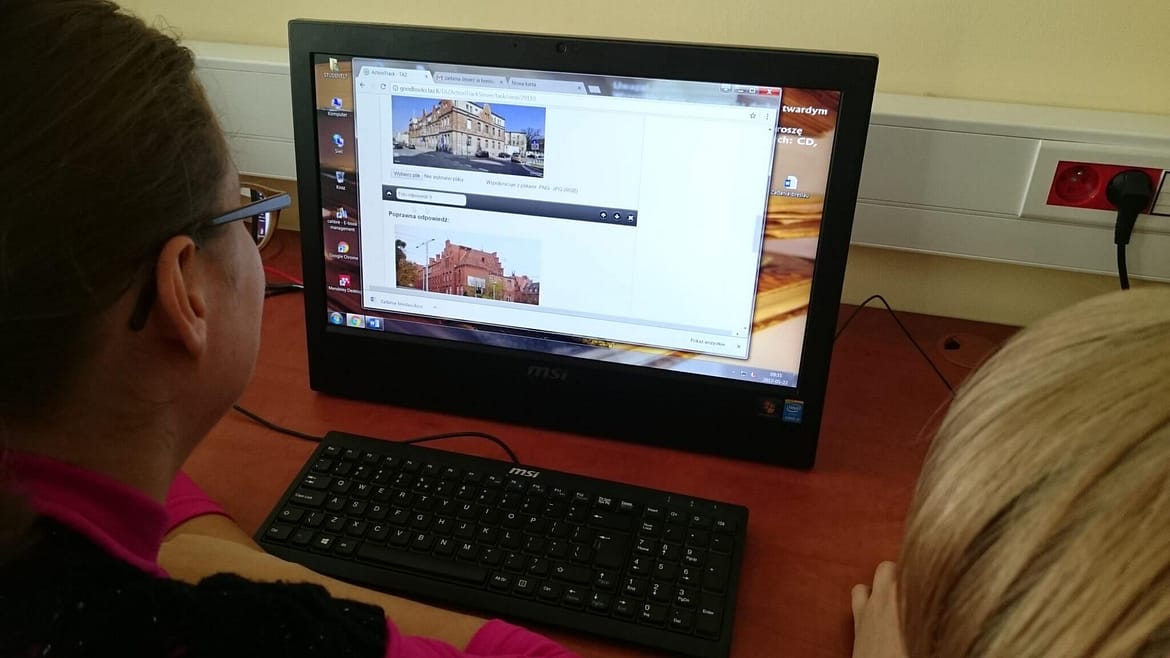 Ekran komputera podczas warsztatów z obrazkami architektury