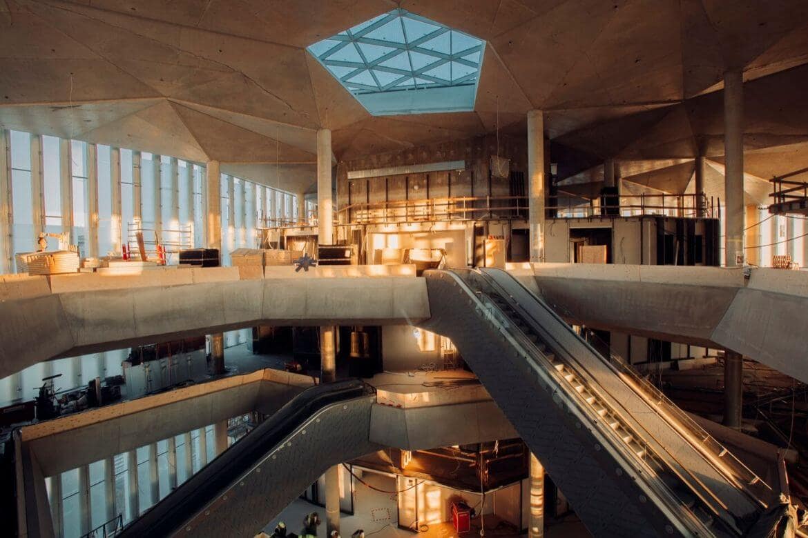 Deichman Bjovirka wieczorem Deichman Bjovirka - wnętrze oświetlone wieczorem