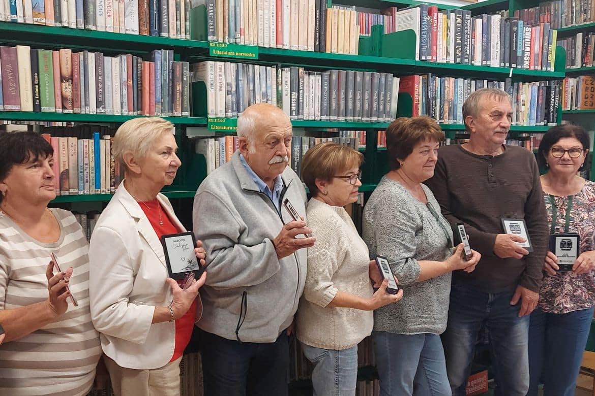 Warsztaty dla seniorów z obsługi czytników ebooków w bibliotece Seniorzy na warsztatach z obsługi czytników ebooków w bibliotece