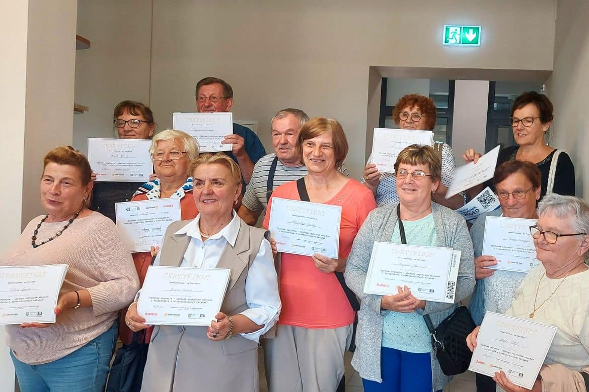 Warsztaty dla seniorów z obsługi czytników ebooków w bibliotece Seniorzy na warsztatach z obsługi czytników ebooków w bibliotece