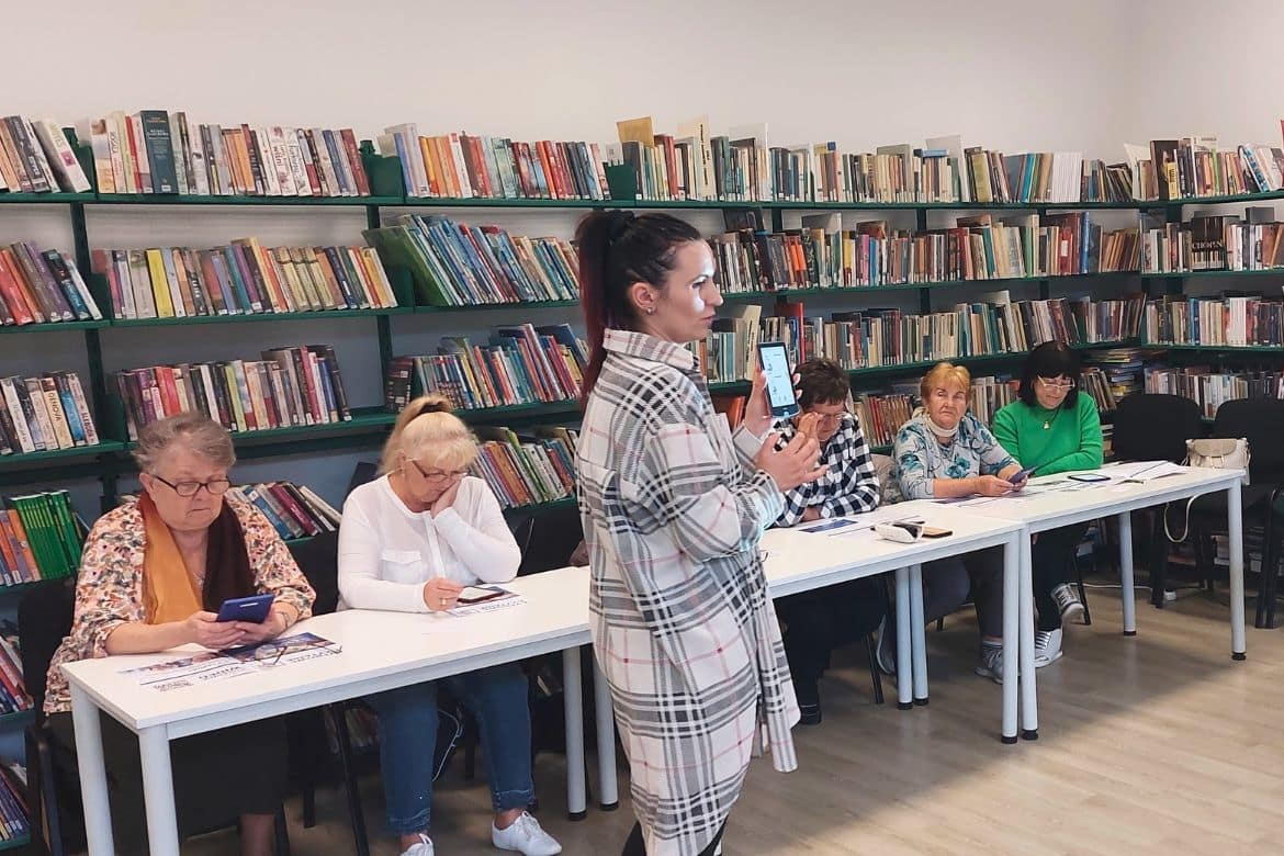 Warsztaty dla seniorów z obsługi czytników ebooków w bibliotece Seniorzy na warsztatach z obsługi czytników ebooków w bibliotece