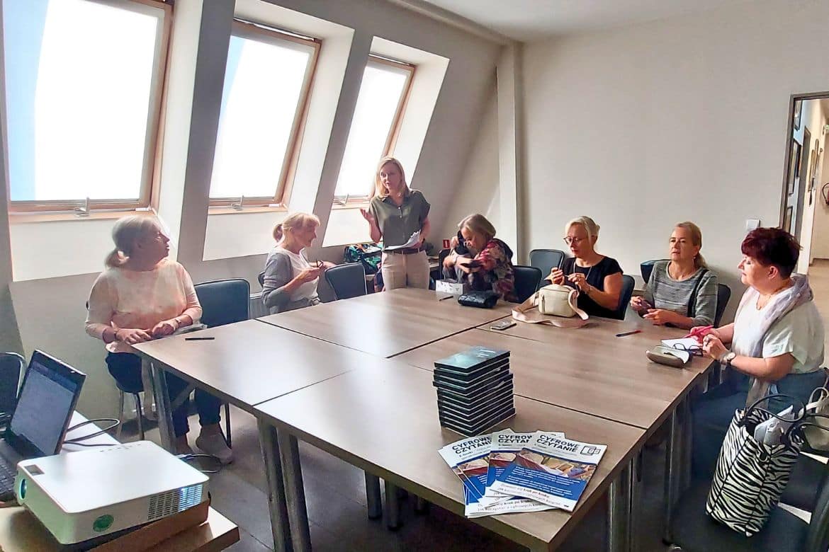 Warsztaty dla seniorów z obsługi czytników ebooków w bibliotece Seniorzy na warsztatach z obsługi czytników ebooków w bibliotece