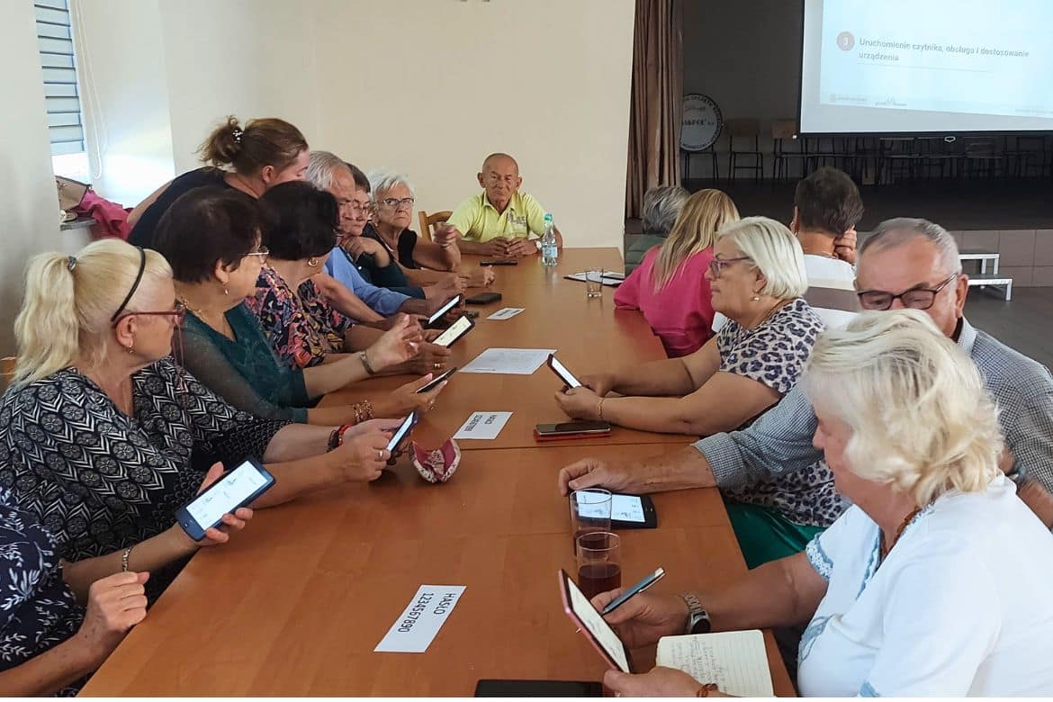 Warsztaty dla seniorów z obsługi czytników ebooków w bibliotece