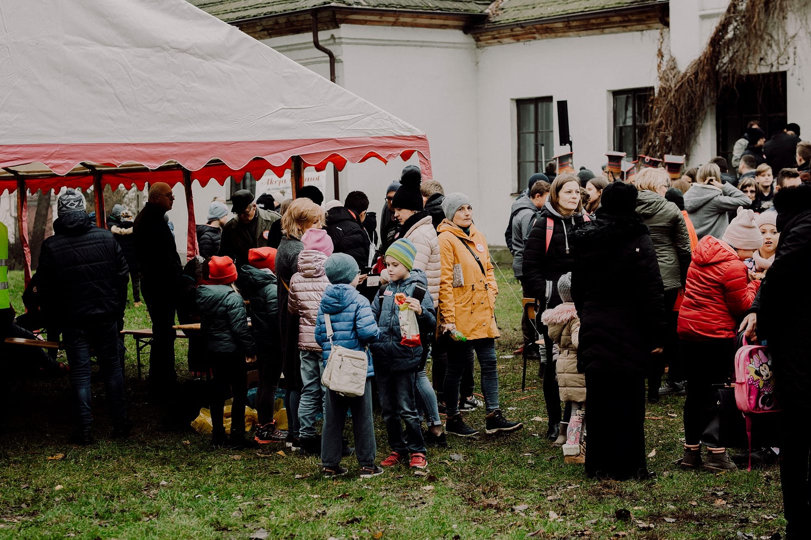 Uczestnicy gry na zewnątrz