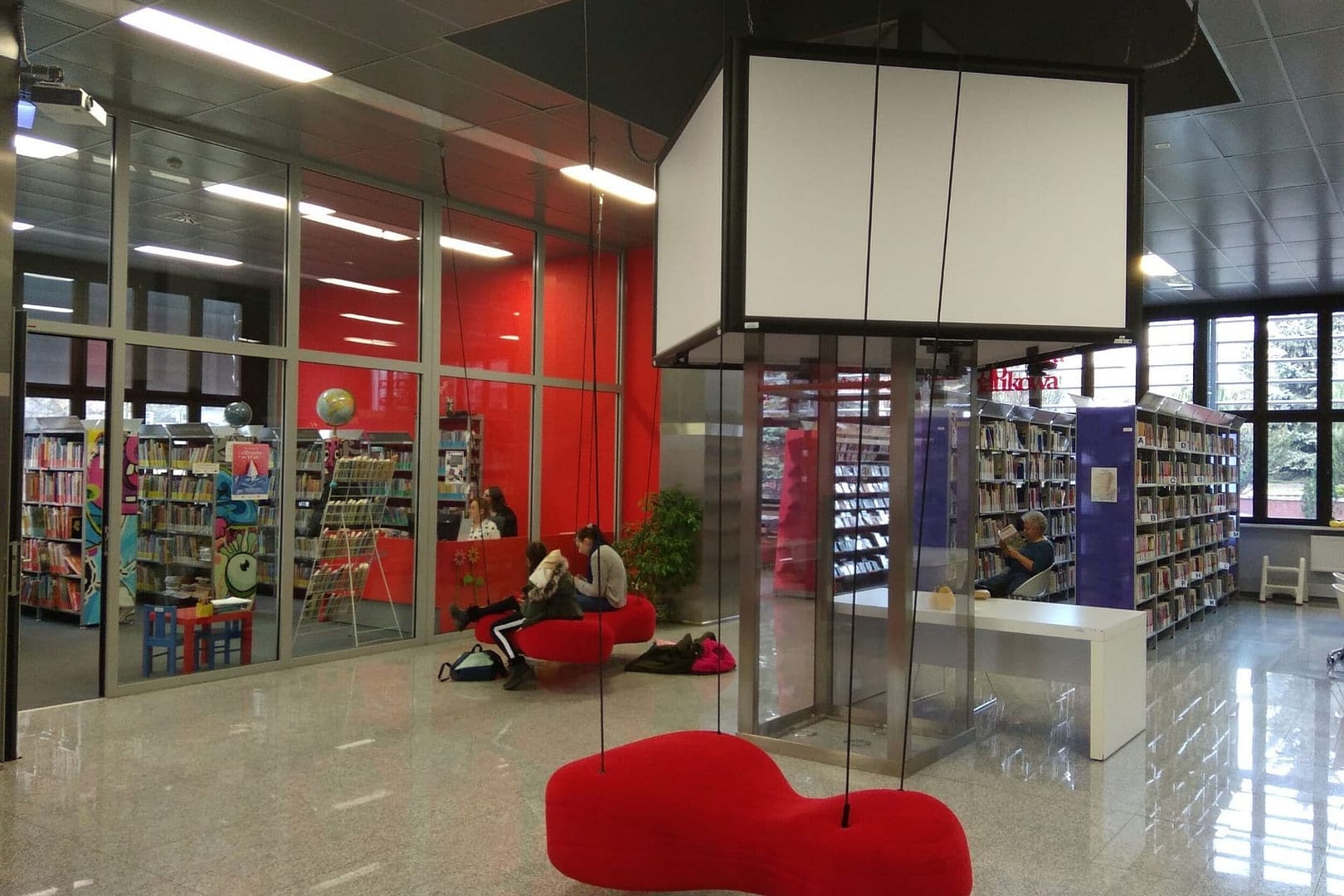 design biblioteki w Chełmie (1) Półki z książkami w bibliotece w Chełmie