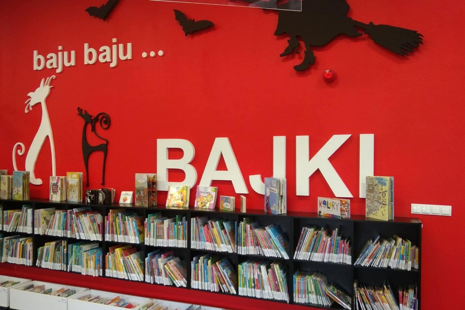 design biblioteki w Chełmie (23) Półki z bajkami w bibliotece w Chełmie