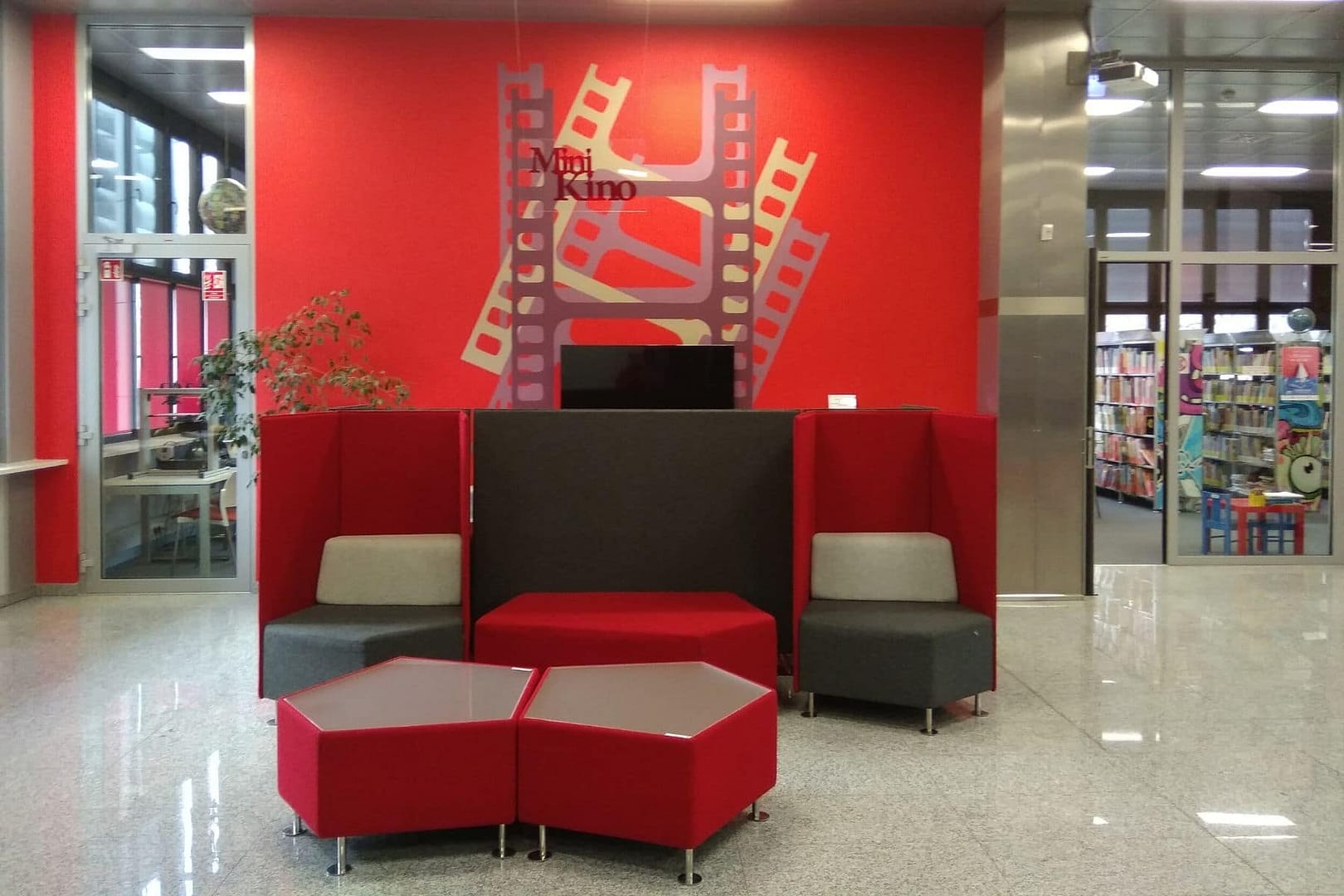 mini kino – design biblioteki w Chełmie Czerwone ściany mini-kina w bibliotece w Chełmie