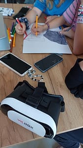 Edukacja literacka:: gogle VR i smartfony na stole podczas warsztatów w bibliotece
