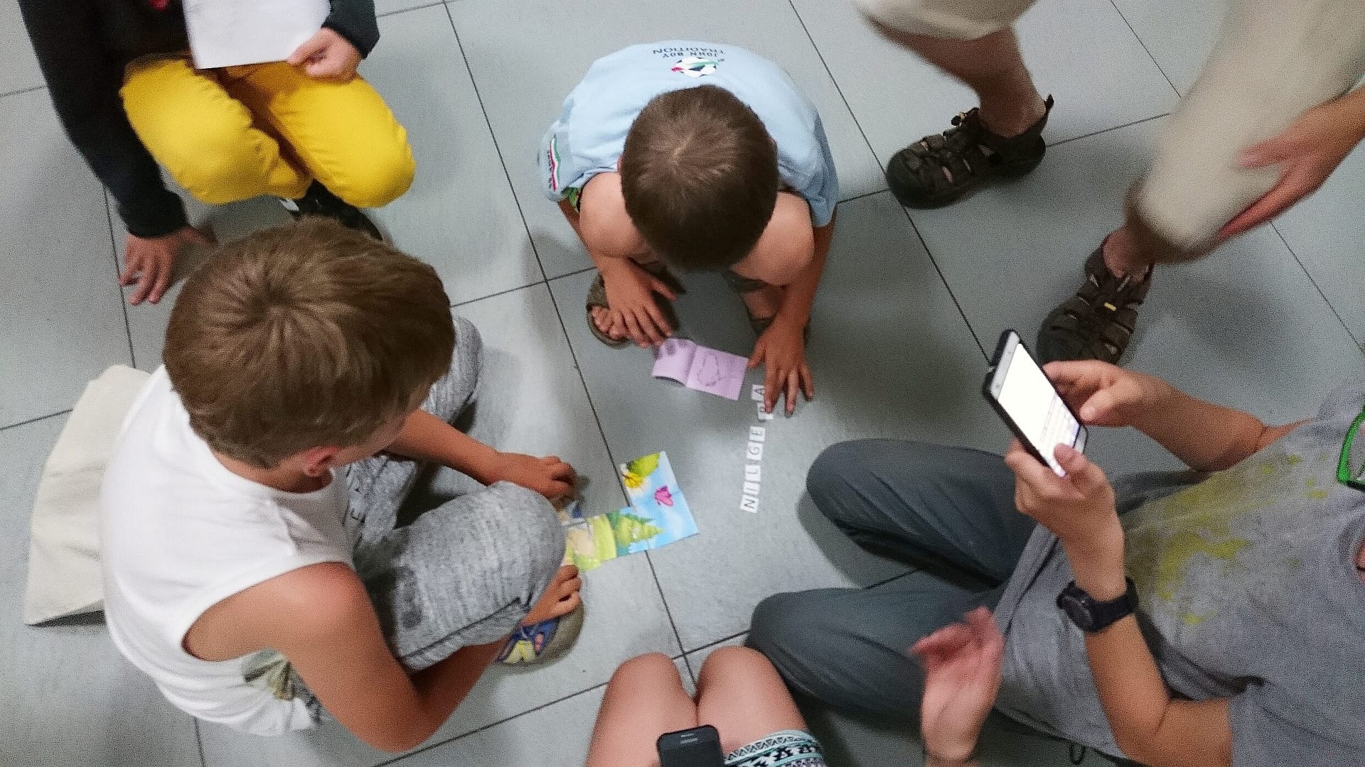 Dzieci grają w grę na podłodze