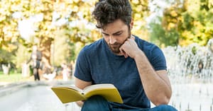 Mężczyzna czytający książkę