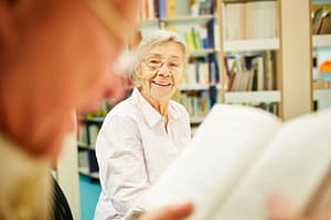 Senior w bibliotece