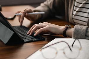 osoba pisząca na komputerze