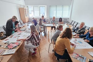 Młodzież i seniorzy podczas warsztatów w bibliotece jako przykład tego, jak budować międzypokoleniową bibliotekę 