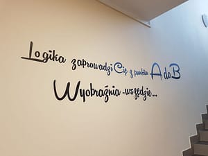 napis na ścianie w bibliotece w Pasztowej Woli