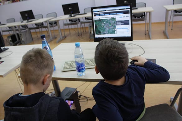 Dzieci projektują grę na półkolonii w Wołowie