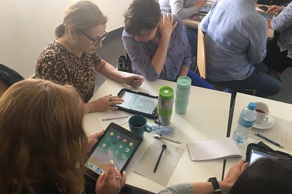 Nauka aplikacji mobilnych na szkoleniu dla bibliotekarzy w Piasecznie