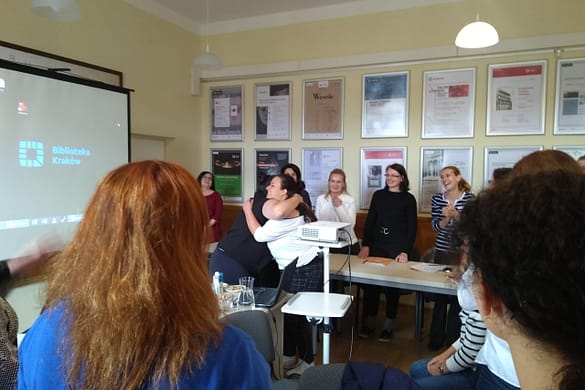 Współpraca uczestników podczas szkolenia Millenialsi oraz pokolenie „Z” w bibliotece