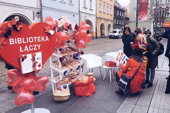Stoisko biblioteki na zewnątrz