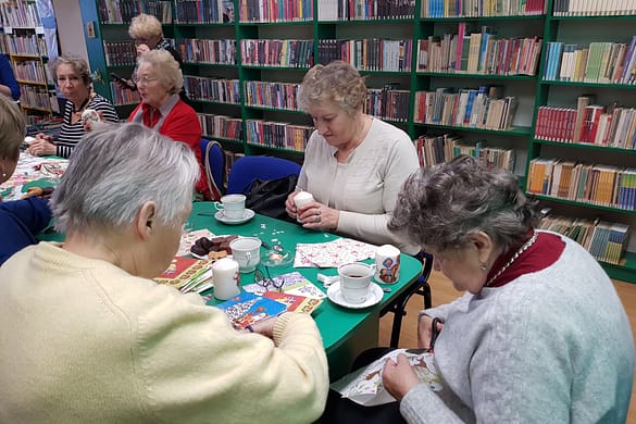 Spotkanie seniorów w bibliotece w Łazach