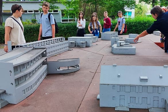 Spacer Wrocław Arek Łapka Zdjęcie z realizacji projektu Modernizm Talking we Wrocławiu