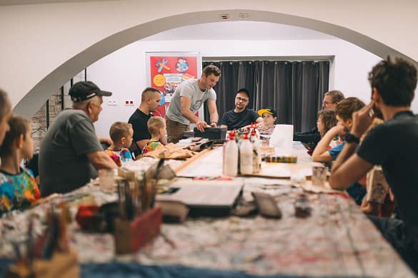 Fotografia z warsztatów książkowo-literackich w bibliotece w Obornikach Śląskich