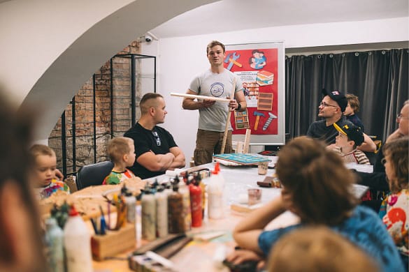 Fotografia z warsztatów książkowo-literackich w bibliotece w Obornikach Śląskich