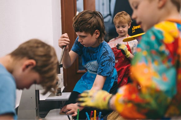 Fotografia z warsztatów książkowo-literackich w bibliotece w Obornikach Śląskich