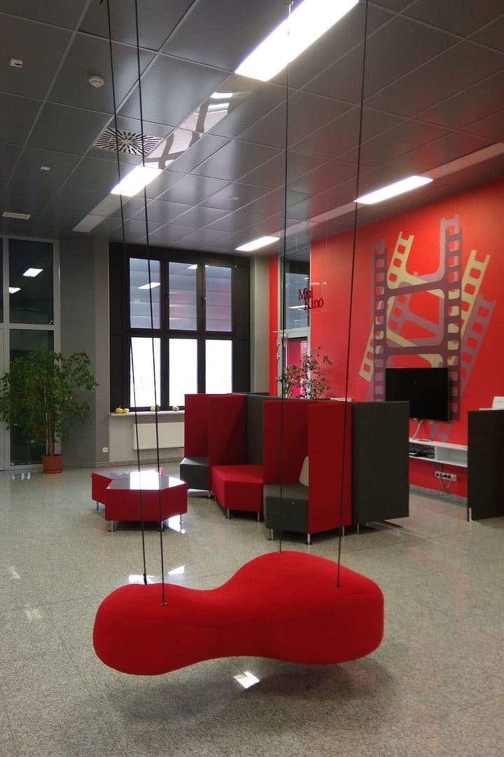 design biblioteki w Chełmie (10) czerwone huśtawki w bibliotece w Chełmie