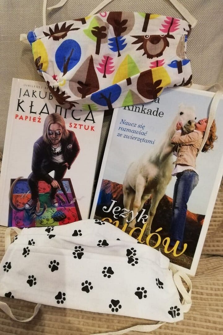 niesłyszący czytelnik a epidemia koronawirusa w bibliotece Książki i maseczki