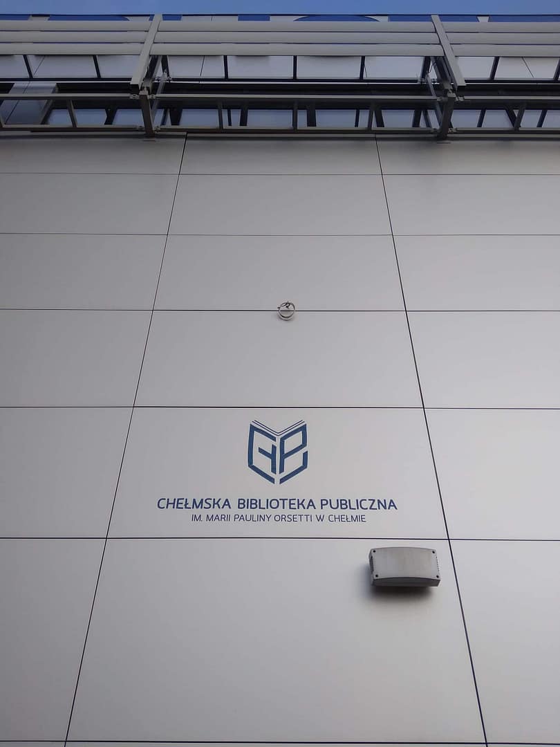 design biblioteki w Chełmie (27) Logo na fasadzie biblioteki w Chełmie